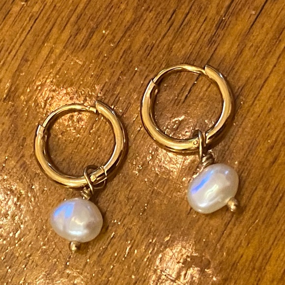 Sezane Charlotte Tiny Gold Hoops w/Freshwater Pearl Dangle - Picture 3 of 5